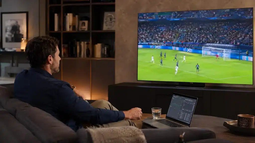 Homme regardant un match de football en 4K sur Samsung Smart TV avec Dragon TV IPTV sans coupure